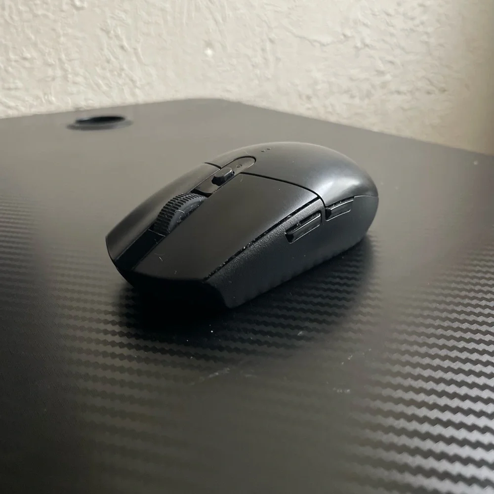 Logitech G305 Black Wireless Mouse it uses batteries.